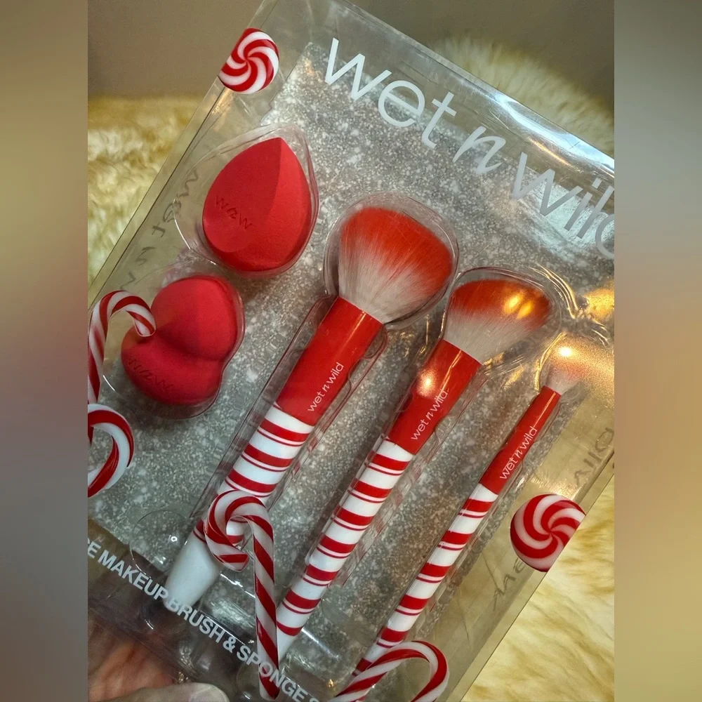 Wet n Wild Holiday 5-Piece‎ Makeup Brush & Sponge Set 🎄